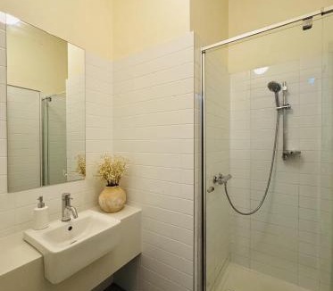 St Kilda House | Barkly St - Budget Stay Near the Beach