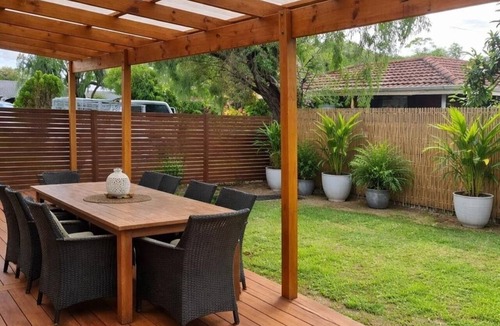Broadwater House | Barnard Beach House Family home welcoming dogs. Walking distance to the beach.