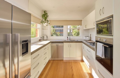 West Launceston House | Basin Road Guesthouse | Walk to Cataract Gorge & CBD