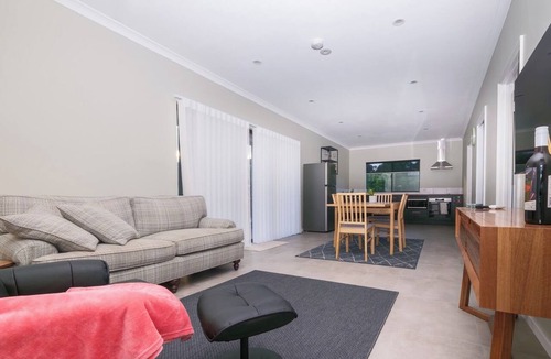 Kalgan Ski Chalet | Baudin - Pet friendly and peaceful, close to the beaches, national parks.