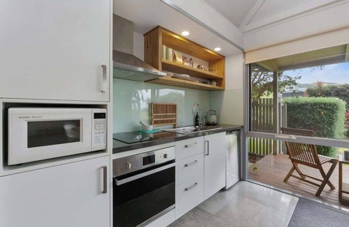 Apollo Bay Apartment | Bay Beach Hut ~ Heated Floor ~ 50m Cafes
