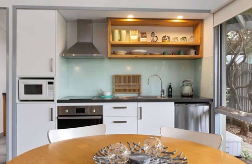 Apollo Bay Apartment | Bay Beach Hut ~ Heated Floor ~ 50m Cafes