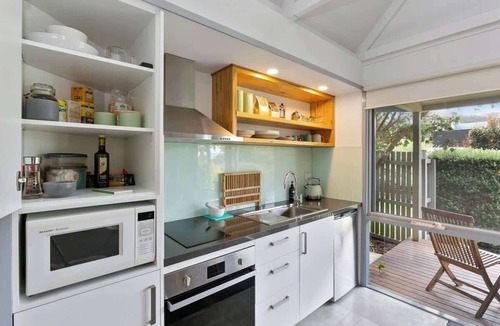 Apollo Bay Apartment | Bay Beach Hut ~ Heated Floor ~ 50m Cafes