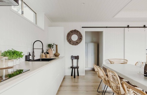 Shoal Bay House | Baybreeze, 18 Tomaree Road - WiFi, Air Conditioning, Kitchenette