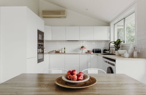 Shoal Bay House | Baybreeze, 18 Tomaree Road - WiFi, Air Conditioning, Kitchenette