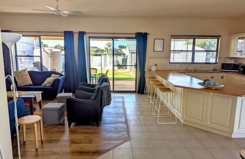 Moonta Bay Hotel | Bayside Breeze, Moonta Bay