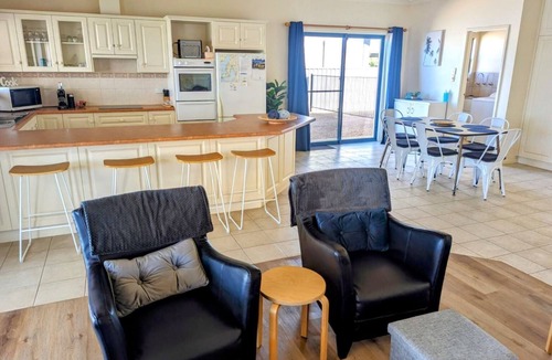 Moonta Bay Hotel | Bayside Breeze, Moonta Bay