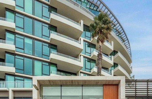 St Kilda Apartment | Bayside Retreat I St Kilda Foreshore I Gym & Pool