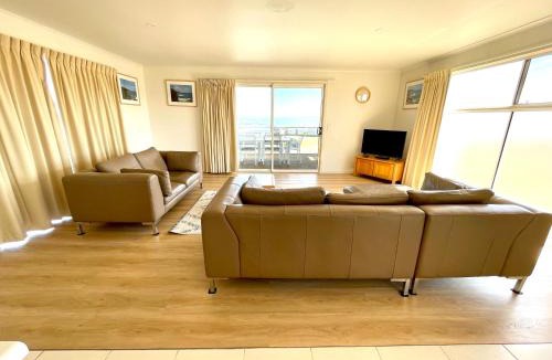 Kingscote Apartment | Bayview Beach House Apartment No 1