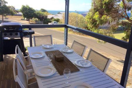Kingscote Apartment | Bayview Beach House Apartment No 1