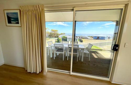 Kingscote Apartment | Bayview Beach House Apartment No 1