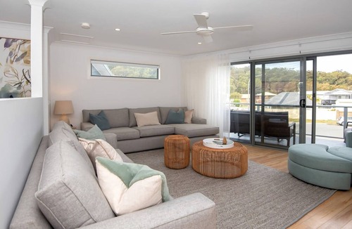 Maloneys Beach House | Beach Across the Lane Maloneys Hideaway