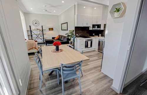 Lakes Entrance House | Beach and Lakes Cottage A: Located 300m from the footbridge to 90-mile beach