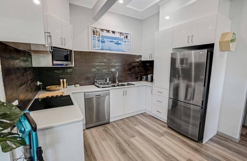 Lakes Entrance House | Beach and Lakes Cottage A: Located 300m from the footbridge to 90-mile beach