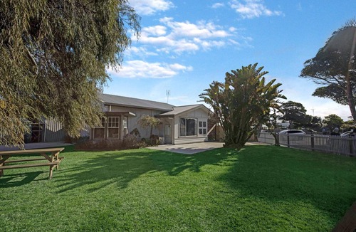 Lakes Entrance House | Beach and Lakes Cottage A: Located 300m from the footbridge to 90-mile beach