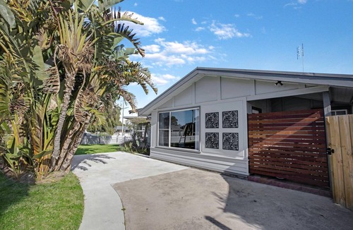 Lakes Entrance House | Beach and Lakes Cottage A: Located 300m from the footbridge to 90-mile beach