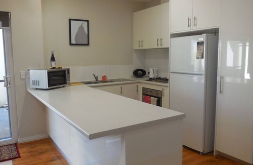 Innaloo Villa | Beach and shops at Karrinyup close to Perth