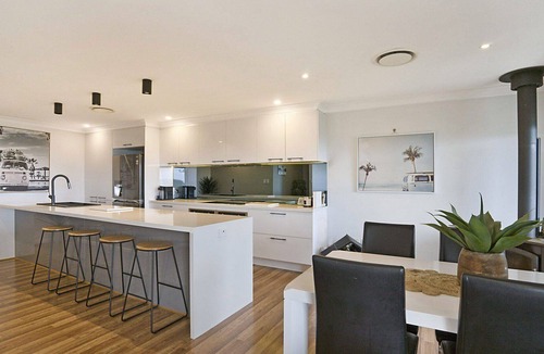 Killcare Heights House | Beach & Bay Family Getaway - Pool, linen & Air con