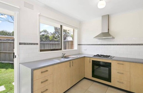 Torquay House | Beach Breeze Bungalow - in the heart of Torquay