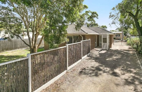 Torquay House | Beach Breeze Bungalow - in the heart of Torquay