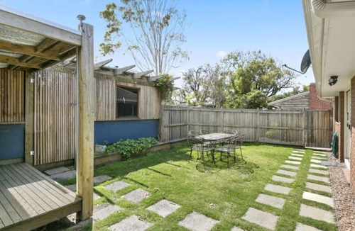 Torquay House | Beach Breeze Bungalow - in the heart of Torquay