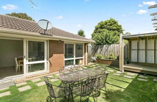 Torquay House | Beach Breeze Bungalow - in the heart of Torquay