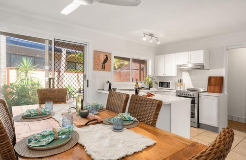 Emerald Beach House | Beach Cockatoo 2Bed Steps from Sand, perfect surf getaway