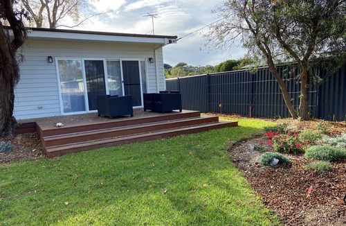 St Leonards House | Beach Escape, 7 min walk quiet beach Big Yard, Pets ,decks back front 3 Bath
