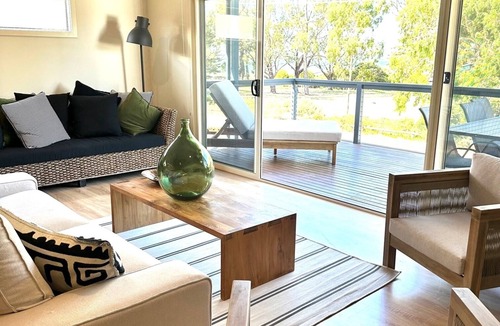Victor Harbor House | Beach House- beach front Stylish 4 bedroom house