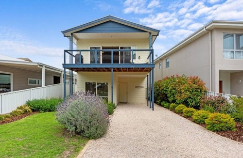 Victor Harbor House | Beach House- beach front Stylish 4 bedroom house