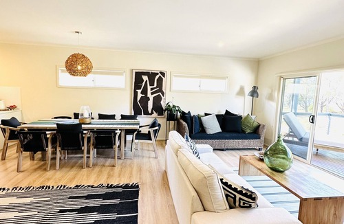 Victor Harbor House | Beach House- beach front Stylish 4 bedroom house