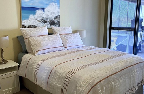 Miranda House | Beach House - Self Contained, Three Bedroom House with 2 Queens, 1 Double/Single Bunk Bed & 2 Pull-Out Single Beds, Secure Yard, Ocean/Bush/Mountain View