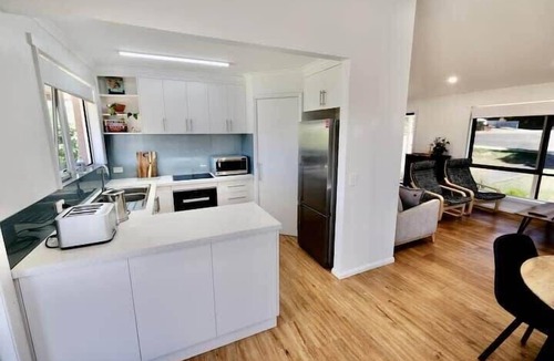 East Devonport House | Beach House with Sea Views and a Large Backyard