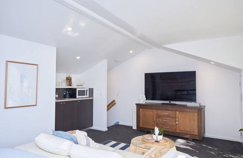 Torquay Apartment | Beach Loft - on the Esplanade
