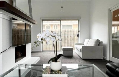 Mordialloc House | Beach Rd Kids & Pet Friendly Free Parking