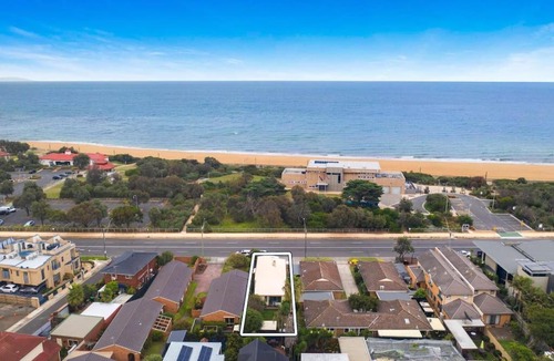 Mordialloc House | Beach Rd Kids & Pet Friendly Free Parking