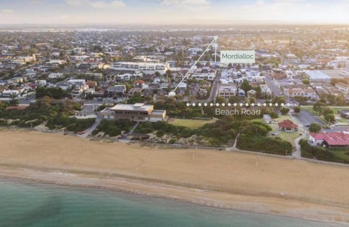Mordialloc House | Beach Rd Kids & Pet Friendly Free Parking
