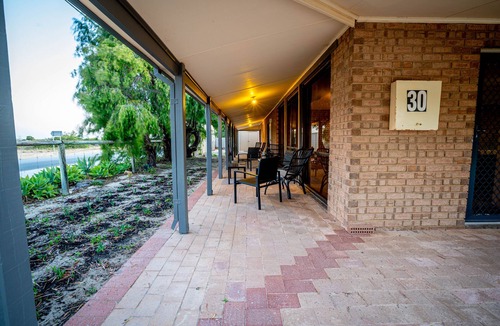 Lancelin House | Beach, sand dunes and pub just minutes away nNewly renovated