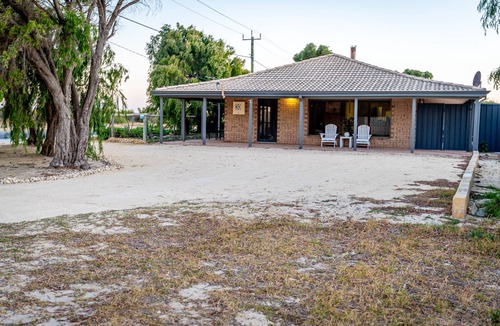 Lancelin House | Beach, sand dunes and pub just minutes away nNewly renovated