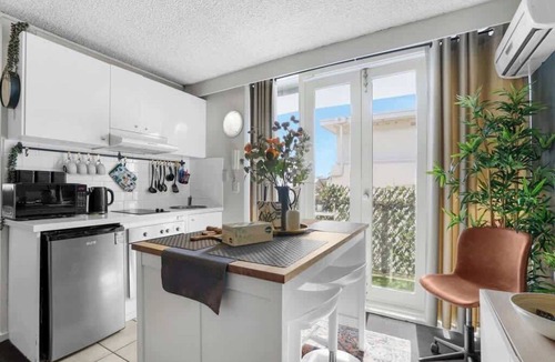 St Kilda West Apartment | Beach-Side Studio Apt with parking spot