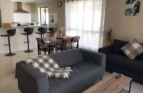 Christie Downs House | Beach&Winery retreat with Lux King, 2 Queen beds, 5BR2bath, sleeps12, Neflix
