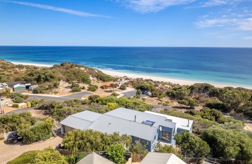 Peppermint Grove Beach House | Beachfront Penthouse by Peppy Beach Retreats® (6 Adults)