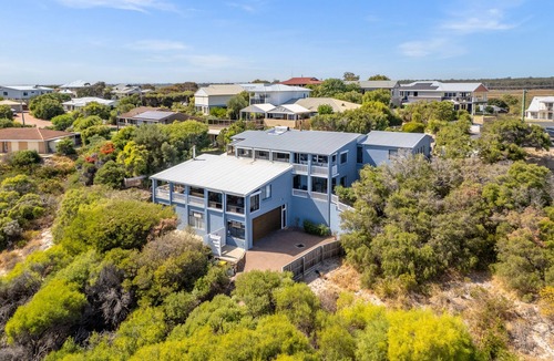 Peppermint Grove Beach House | Beachfront Penthouse by Peppy Beach Retreats® (6 Adults)
