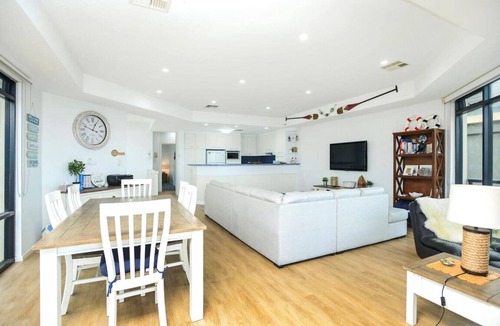 Encounter Bay Apartment | Beachfront Bliss with Spectacular Ocean Views