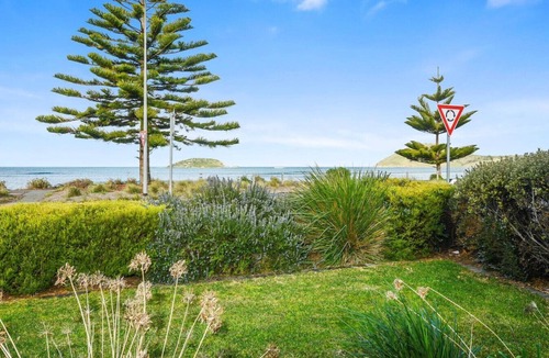 Encounter Bay Apartment | Beachfront Bliss with Spectacular Ocean Views