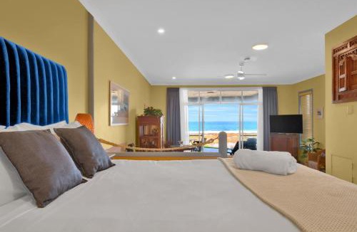 Blue Bay Apartment | Beachfront Bliss for Two l Nova Escapes