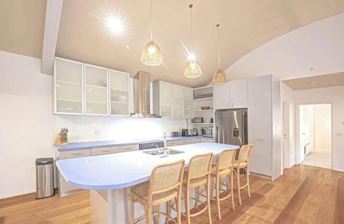 Cowes House | Beachfront Family Home w/Patio & BBQ
