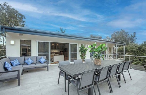 Cowes House | Beachfront Family Home w/Patio & BBQ