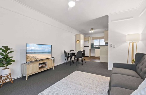Glenelg North Apartment | Beachside 2BR Apartment with Sunroom Views AC WiFi
