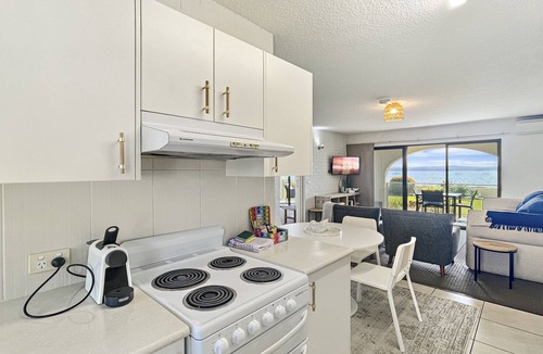 Batehaven Apartment | Beachside Apartment Overlooking Casey’s Beach